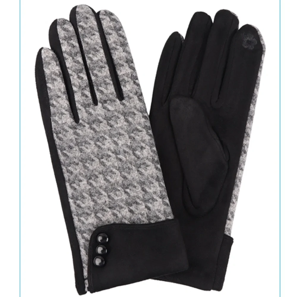 NWT Thin Fleece Smart Touch Gloves in Black and Gray with Houndstooth Pattern!